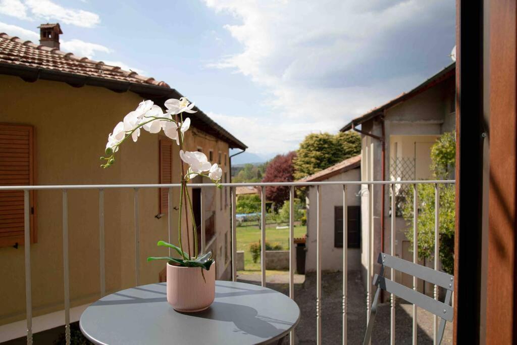 Vista Lago-Appartamento Funzionale Con Vista Varese Bagian luar foto