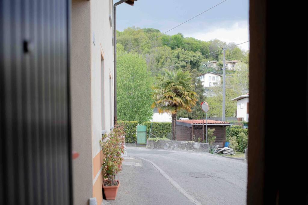 Vista Lago-Appartamento Funzionale Con Vista Varese Bagian luar foto