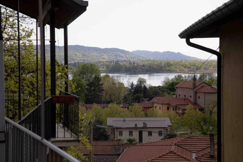 Vista Lago-Appartamento Funzionale Con Vista Varese Bagian luar foto