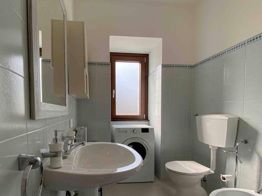 Vista Lago-Appartamento Funzionale Con Vista Varese Bagian luar foto