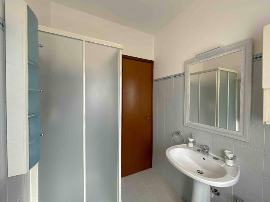 Vista Lago-Appartamento Funzionale Con Vista Varese Bagian luar foto