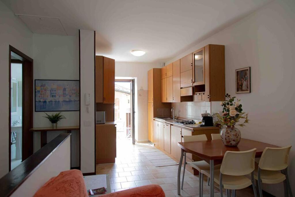 Vista Lago-Appartamento Funzionale Con Vista Varese Bagian luar foto