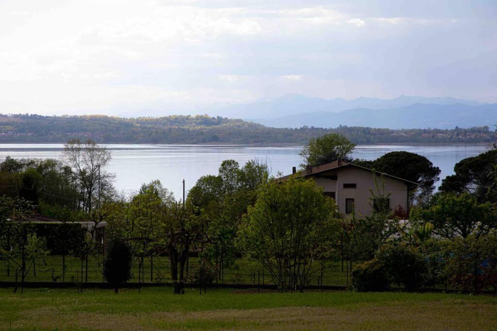 Vista Lago-Appartamento Funzionale Con Vista Varese Bagian luar foto